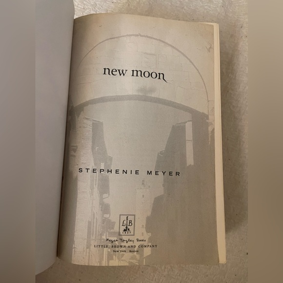New Moon Twilight book by Stephanie Meyer - Picture 4 of 4